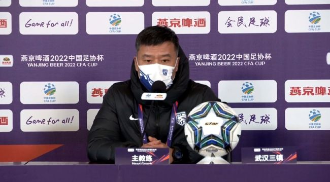 美女被吸乳打扑克